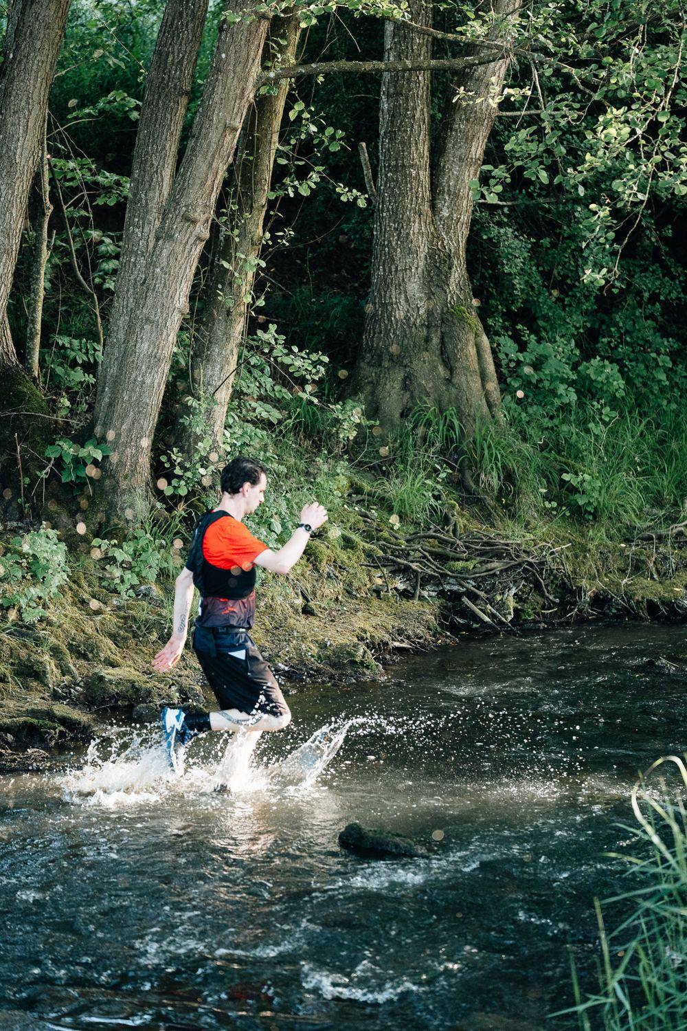 Un coureur dans le gué sous les arbres