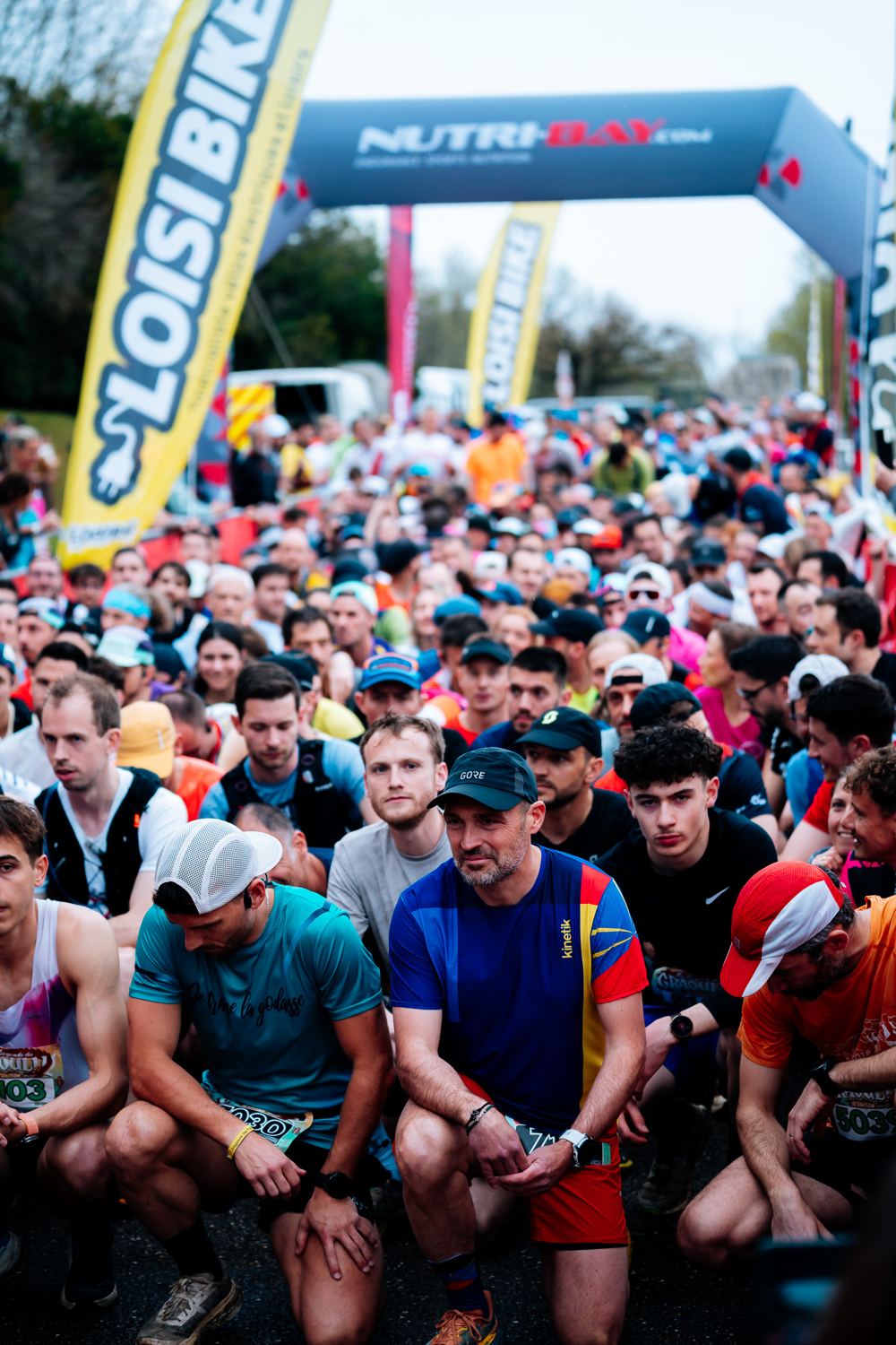 Le peloton accroupi avant le départ