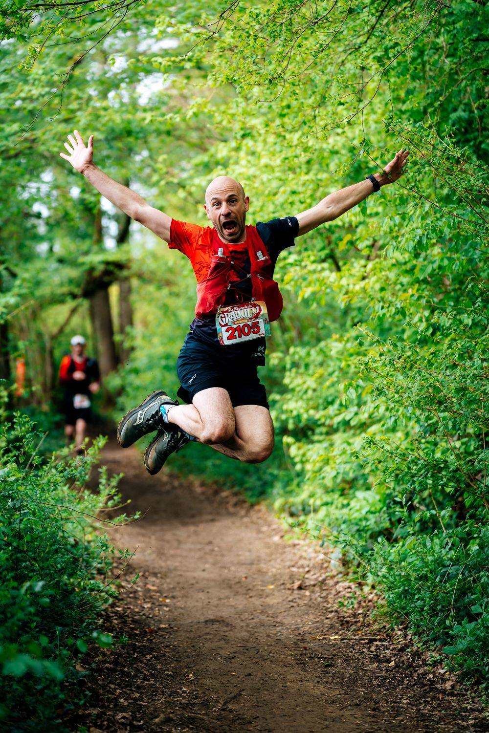 Coureur en plein saut sur le sentier